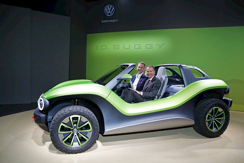 2019: Günther Schuh and VW CEO Herbert Diess in the ID.Buggy at the Geneva Motor Show.