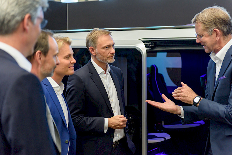 2022: Günther Schuh presents the Shuttle META to German Finance Minister Christian Lindner, Nico Rosberg and Marco Voigt