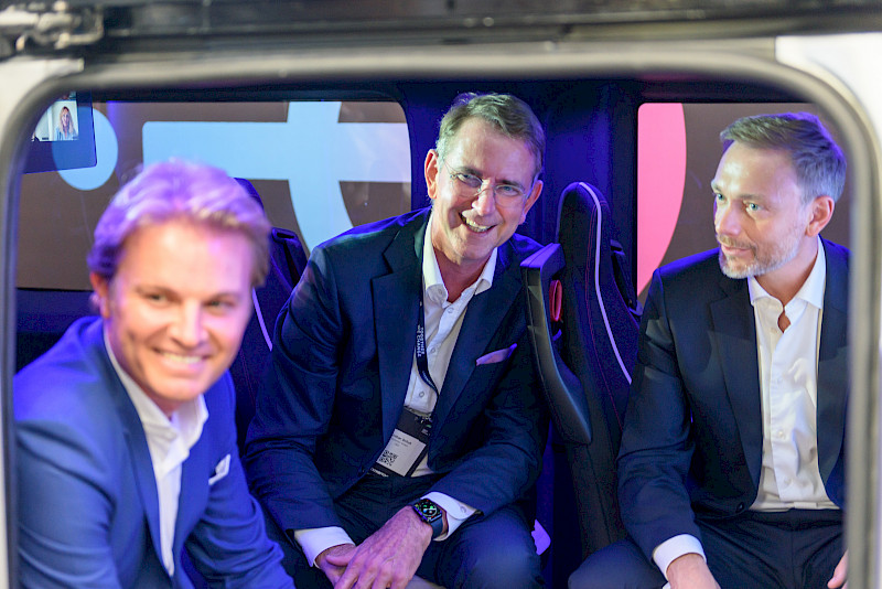 2022: Nico Rosberg, Christian Lindner and Günther Schuh in the first prototype of the Shuttle META at the Greentech Festival